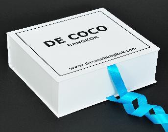 กล่องผลิตภัณฑ์ เซ็ทกลางDE COCO โดย คุณภัทร
ขาดกล่องสำเร็จ 24 x 21 cm
จั่วปังความหนา 1.60 - 2.0 มิล
ตัวกล่องพิมพ์ 1 สี ผูกริบบิ้นสีฟ้า หน้ากว้าง 25 มิล
