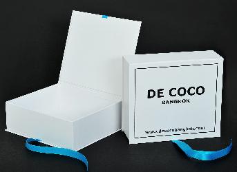 กล่องผลิตภัณฑ์ DE COCO โดย คุณภัทร
กล่องบรรจุผิลตภัณฑ์ 3 ชิ้น
ขนาดกล่องสำเร็จ 24 x 21 cm
ฝากล่องผูกริบบิ้น 2 เส้น