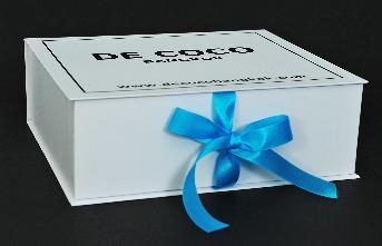 กล่องผลิตภัณฑ์ เซ็ทกลางDE COCO โดย คุณภัทร
ริบบิ้นซาตินสีฟ้าสด
ขนาดความหนา 15 มิล
ยาว 15-20 ซม.