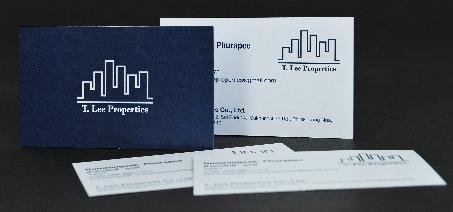 นามบัตรด้นหลังพิมพ์พื้นสีน้ำเงิน โลโก้ T.Lee Properties สีขาว 

