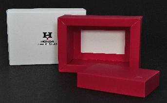กล่องกระดาษด้านใน พิมพ์ตีพื้นสีแดง เคลือบลามิเนตด้าน 1 หน้า ไดคัทช่องเสียบนามบัตรที่มุมกล่อง 