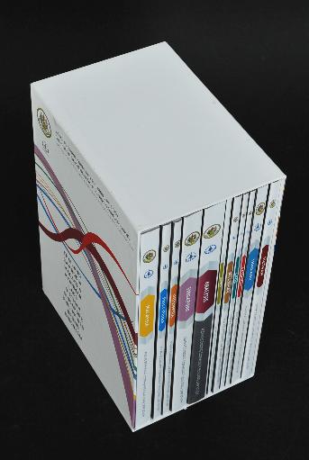 ด้านบนของตัวกล่อง
เป็นสีขาวพื้นไม่มีพิมพ์ลาย
ขนาดความหนาของกล่อง เท่ากับ
ความหนาของสันหนังสือ 11 เล่มรวมกัน
