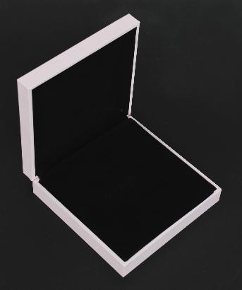 กล่องไม้ MDF ขนาด 18.5 x 18.5 ซม.
ตัวกล่องติดบานพับเหล็ก ขนาดเล็ก 2 ชิ้น
ด้านในบุด้วยผ้ากำมะหยี่สีดำ 