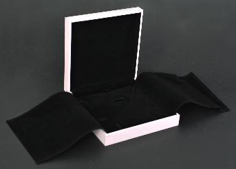 กล่องไม้ สำหรับใส่สร้อยคอ
ขนาดวัดในประมาณ 18.5 x 18.5 ซม.   
ไม้ MDF ความหนา 6 มม.
ใบห่อกระดาษ CX 22  หนา 120 แกรม
ปั้มฟอยล์โลโก้
ด้านในบุกำมะหยี่