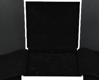 ด้านในตัวกล่อง
ใช้กำมะหยี่สีดำ เกรด A บุตลอดทั้งตัวกล่อง
เพิ่มชิ้นผ้าสำหรับปิดสร้อยคอ เพื่อป้องกันการชำรุด
