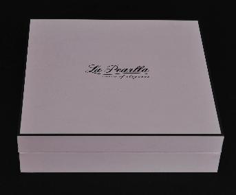 ตัวกล่อง ห่อด้วยกระดาษ CX22 หนา 120 แกรม
พิมพ์ 2 สี 1 หน้า
สีชมพูอ้างอิงจาก งานกล่องต่างหู และ สีดำ
โลโก้ ปั้มฟอยล์
