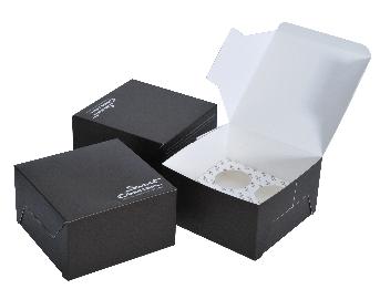 กล่อง Medium Cupcake Box (for 4 cupcakes) โดย Sweet Obsession
ขนาดกล่องสำเร็จ 18 x 18 x 10 ซม.
กระดาษอาร์ตการ์ด 350 แกรม