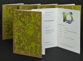 ขนาดการ์ดสำเร็จ 5 x 7 นิ้ว
กระดาษคราฟสีน้ำตาล ปะประกบกระดาษวาวสีเขียว
เลเซอร์คัท รูปดอกไม้และผีเสื้อ
ด้านในพิมพ์ดิจิตอล 4 สี 1 หน้า
