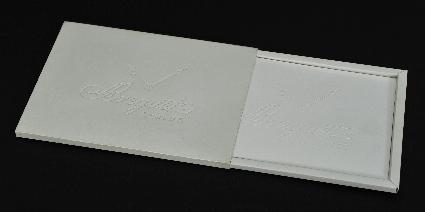 กล่องสไลด์ด้านข้าง ขนาดสำเร็จ 17.3 x 12.4 x  0.7 ซม.
กางออก 17.3 x 25.8 ซม. กระดาษ เนื้อมุก หนา 300 แกรม
ปั้มจม โลโก้ ไดคัท + ปะประกบ
