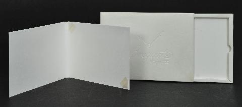 การ์ดเชิญ ขนาดสำเร็จ 15.8 x 10.7 ซม. (สันหนา 0.5 ซม.)
กางออก 32.1 x 21.4 ซม. กระดาษ เนื้อมุก หนา 300 แกรม
ปั้มจม โลโก้  ไดคัท + ปะประกบ

