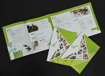 แผ่นพับซิกแซ๊ก Mini Brochure  โดย อุตสาหกรรมพัฒนามูลนิธิเพื่อสถาบันอาหาร
ขนาดสำเร็จ 7.4 x 10.5 ซม.
กระดาษอาร์ต 160 แกรม