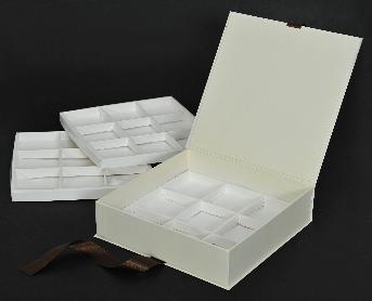 กล่องช็อกโกแลต ด้านในมี Support กระดาษไดคัท 9 ช่องวางซ้อน 3 ชั้น  