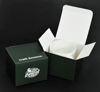 กล่องเปิดหัว - ท้าย ด้านในสีขาว พิมพ์โลโก้ Amazon สีขาวข้างกล่อง พิมพ์ช้อความ Cafe Amazon สีขาวบนฝากล่อง 
