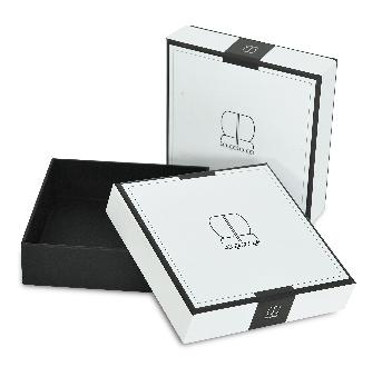 กล่องใส่ผ้าพันคอ  ROUGE ROUGE  โดย ห้างหุ้นส่วนสามัญ รูจ รูจ
ขนาดกล่องสำเร็จ 14 x 14 x 4.5 ซม.
พิมพ์ออฟเซ็ท 1 สี 1 หน้า