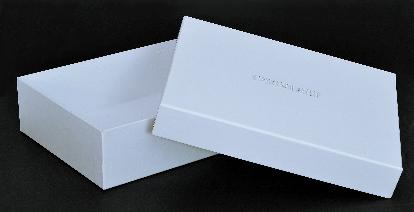 ขนาดกล่องสำเร็จ 13 x 9.5 x 3.5 นิ้ว ( 33.02 x 24 x 8.89 ซม.) ใบห่อกระดาษอาร์ต เคลือบฟิล์มลามิเนตกันน้ำ โลโก้ปั้มฟอยล์ + ปั้มนูน