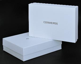 ขนาดกล่องสำเร็จ 13 x 9.5 x 3.5 นิ้ว ( 33.02 x 24 x 8.89 ซม.)
โลโก้ปั้มฟอยล์สีเงินเงา + ปั้มนูน