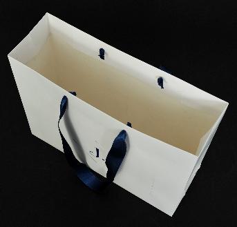 ถุงกระดาษ มีกระดาษรองหูถุง ใช้กระดาษกล่องแป้งหลังเทา