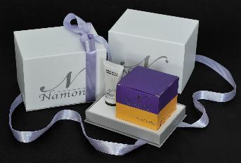 Box Set Namona โดย บริษัท ณะโมนา จำกัด
ขนาดกล่องสำเร็จ 16 x 11 x 11.5 ซม. 
เคลือบผิวกล่องด้วยฟิล์มลามิเนตด้าน 
ปั้มฟอยล์สีเงินด้าน ตำแหน่งโลโก้