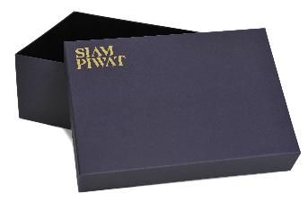 กล่องกระดาษแข็งห่อ Siam Piwat Bath Set Box โดย สยามพิวรรธน์
กล่องจั่วปังขนาดสำเร็จ 34 x 23.5 x 13 ซม.
กระดาษ Conqueror Wove Brilliant White 120 พิมพ์ตีพื้นสีม่วง
ปั้มฟอยล์สีทอง โลโก้