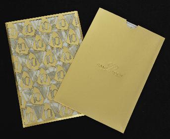 การ์ดเชิญพร้อมซอง 10 ปี Siam Paragon  โดย สยามพารากอน ดิเวลลอปเม้นท์ ชุดการ์ดเลเซอร์คัท
ขนาดการ์ดสำเร็จ 14 x 22 ซม. กระดาษ Stardream
ซองสีทอง ขนาด 14.5 x 22.5 ซม.กระดาษ Foil Board สีทองด้าน
ใบแทรก กระดาษไขสีขาว พิมพ์ออฟเซ็ทสีทอง
