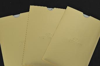 ซองกระดาษ Foil Board (Ekkawin) FG3300 หนา 300 g (สีทองด้าน)ด้านหน้าพิมพ์โลโก้สีดำ + ปั๊มนูน + Sport UV ด้านหลังฉลุลายโลโก้เต็มแผ่น

