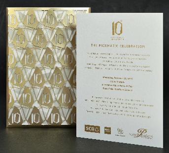การ์ดเชิญพร้อมซอง 10 ปี Siam Paragon  โดย สยามพารากอน ดิเวลลอปเม้นท์ ชุดการ์ดเลเซอร์คัท
ขนาดการ์ดสำเร็จ 14 x 22 ซม. กระดาษ Stardream
ซองสีทอง ขนาด 14.5 x 22.5 ซม.กระดาษ Foil Board สีทองด้าน
