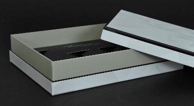 กล่องใน (แกนกลาง) 
พิมพ์ออฟเซ็ท 1 สี Pantone ( Warm Gray3 )
เคลือบลามิเนดต้าน 