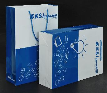 ถุงกระดาษสีขาวพิมพ์ 4 สี 1 หน้า โดย KSI Thailand  ขนาดถุง 30 x 43 x 10 ซม.
