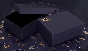 กล่องกระดาษ กล่องฝาบนจั่วปังเบอร์ 18 ด้านในกล่องบุกำมะหยี่สีดำ  (ไม่มีซัพพอร์ท )
