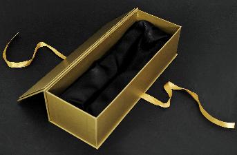 กล่องใส่แก้วไวน์ มี support ฟองน้ำสีดำและผ้าต่วนสีดำด้านในกล่อง