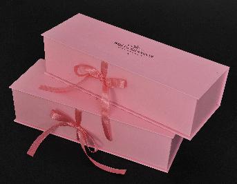กล่องใส่ดอกไม้ Made to Order กล่องแบบฝา 3 ชิ้น ปั๊มฟอยล์โลโก้สีดำ /สีทอง 