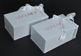 SEACRET VALENTINE BOX SET โดย โซพราโนส (ไทยแลนด์)
ขนาดกล่องสำเร็จ 22 x 12.5 x 10 ซม.
ผูกริบบิ้นบนกล่อง หน้ากว้าง 25 มิล 