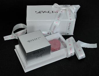 SEACRET VALENTINE BOX SET โดย โซพราโนส (ไทยแลนด์)
ขนาดกล่องสำเร็จ 22 x 12.5 x 10 ซม.
จั่วปังหนา 1.60 มิล
ใบห่อกระดาษ Gintt 120 แกรม สีขาวมุก
ปั้มฟอยล์สีชมพู แชมเปญ
