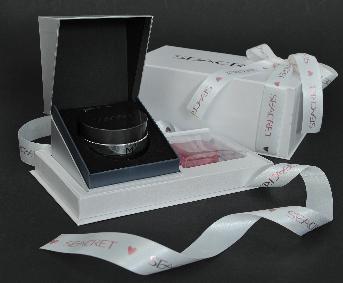 SEACRET VALENTINE BOX SET โดย โซพราโนส (ไทยแลนด์)
ขนาดกล่องสำเร็จ 22 x 12.5 x 10 ซม.
จั่วปังหนา 1.60 มิล
ใบห่อกระดาษ Gintt 120 แกรม สีขาวมุก