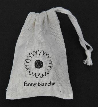 ถุงผ้าดิบใส่สินค้า Fanny Blanche โดย The Master Fit หนึ่งในองค์กรที่ขอมีส่วนร่วมในการลดสภาวะโลกร้อน 
