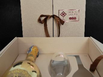 ด้านใน 
ใช้กระดาษแข็งปะประกบกระดาษสุมสีขมพู 
ไดคัทเป็นช่องสำหรับวางสินค้า 3 ชิ้น
สำหรับวางแก้ว 2 ใบ และ ขวดไวน์ 1 ขวด