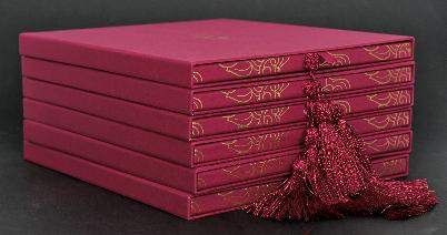 กล่องหนังสือ Premium Gift (International) โดย แมกโนเลีย ไฟน์เนสท์ คอร์ปอเรชั่น
ขนาดกล่อง 30 x 27 x 2.3 ซม.
กระดาษห่อกล่องสีแดง