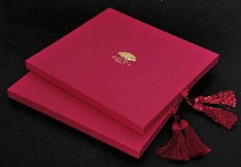 กล่องหนังสือ Premium Gift (International) โดย แมกโนเลีย ไฟน์เนสท์ คอร์ปอเรชั่น
ขนาดกล่อง 30 x 27 x 2.3 ซม.
กระดาษห่อนำเข้าพิเศษ สีแดง
โลโก้ปั้มฟอยล์ + ปั้มนูน 3 มิติ
ตัวกล่องติดพู่ 1 พู่ สำหรับดึงกล่องออกจากปลอก