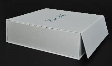 กล่องฝาปิดแม่เหล็ก ขนาด 21.5 x 22 x  6.5 ซม
ติดแม่เหล็ก 2 จุด 
ใบห่อกระดาษสีขาวมุก Glintt 114 แกรม
