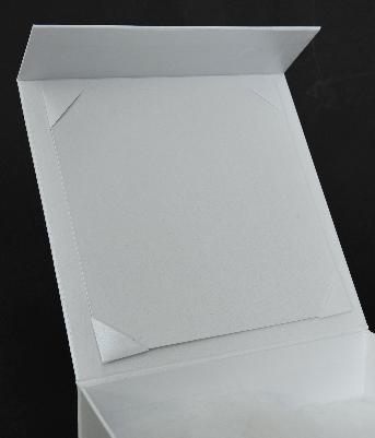ชิ้นปะปิดฝากล่อง สำหรับเสียบแผ่นชีดี
จั่วปังหนา 2 มิล
ใบห่อกระดาษสีมุกขาว Glintt Porcelain White หนา 114 แกรม    
ทำมุมสำหรับยึดการ์ด 4 มุม