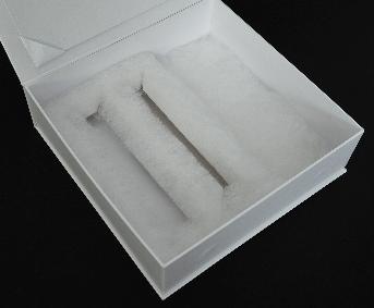 ซัพพอต กระดาษอาร์ตการ์ด 350 แกรม
ตกแต่งด้านบนด้วยใยสังเคราะห์สีขาว
ไดคัทเป็นช่อง ตามขนาดสินค้า