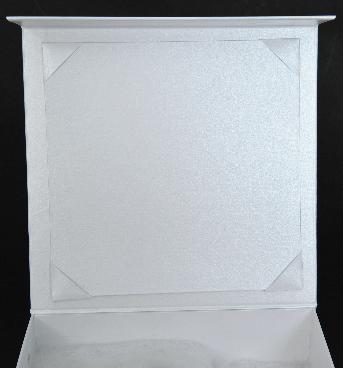 ชิ้นปะปิดฝากล่อง สำหรับเสียบแผ่นชีดี
จั่วปังหนา 2 มิล
ใบห่อกระดาษสีมุกขาว Glintt Porcelain White หนา 114 แกรม    
ทำมุมสำหรับยึดการ์ด 4 มุม