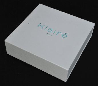 กล่อง Klaire celeb Box set  โดย Before and After Corporation
กล่องฝาปิดแม่เหล็ก ขนาด 21.5 x 22 x  6.5 ซม
จั่วปังหนา 2 มิล ติดแม่เหล็ก 2 จุด 
ใบห่อกระดาษสีขาวมุก Glintt 114 แกรม
ปั้มฟอยล์สีฟ้า + ปั้มนูน โลโก้