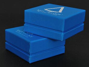 กล่องฝาบน-ฝาล่าง ขนาด 9.1 x 9.1 ลึก 4.5 ซม. กระดาษห่อขนาด 120-130 แกรม พิมพ์ออฟเซ็ท 1 สีฟ้า 1 หน้า
