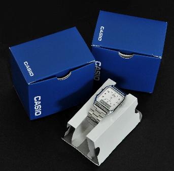 กล่องนาฬิกาของ casio เป็นกล่องเปิดหัวเปิดท้าย ขนาด 8.9 x 8 x 6 ชม. พร้อมด้วยตัวซับพอร์ต ให้นาฬิกายืนทรงข้างในกล่อง