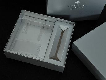 กล่อง Gift Set เคลือบลามิเนตด้าน ด้านในกล่องมี support 6 สำหรับวางสินค้า
