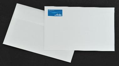 การ์ดเชิญพร้อมซอง การ์ดคนเดิน Linde โดย ลินเด้ (ประเทศไทย)
ขนาดการ์ด กางออก 19.5 x  23.5 ซม.
กระดาษอาร์ตการ์ด 310 แกรม , ดิจิตอลปริ้นท์สี 2 หน้า, เคลือบลามิเนตด้าน