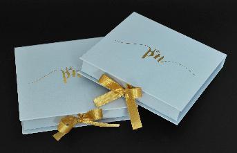 กล่องของขวัญ ของรับไหว้
ขนาดกล่องประมาณ 6 x 6 x 0.5 นิ้ว
ใบห่อกล่องกระดาษปอนด์  พิมพ์ออฟเซ็ท 1 สี
โลโก้ปั้มฟอยล์