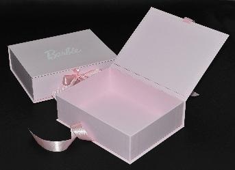 กล่องกระดาษสีชมพู สีสวยหวาน ติดริบบิ้นสีชมพูกล่องล่าง 2 เส้น ริบบิ้นยาว 30-35 ซม.