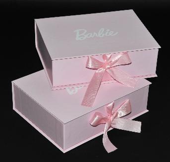 กล่องกระดาษสีชมพู พิมพ์โลโก้ Barbie สีขาวที่ฝากล่อง ติดริบบิ้นสีชมพูสำหรับผูกโบว์ปิดฝากล่อง